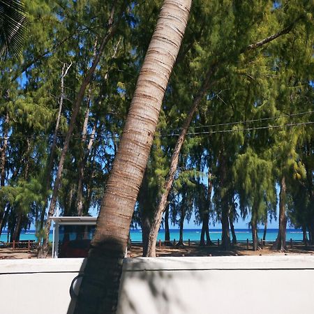 Oceanside Licenced Tourist Residence Flic-en-Flacq エクステリア 写真